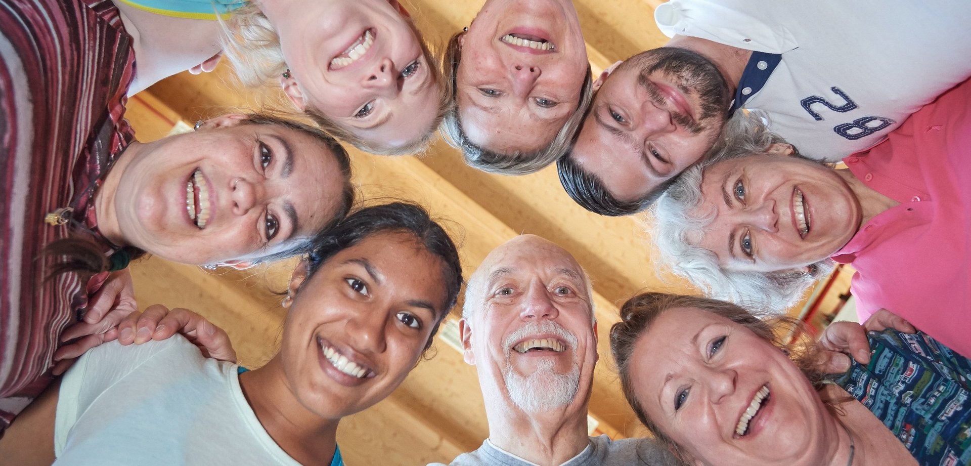 Gruppenbild: Menschen von unten nach oben fotografiert